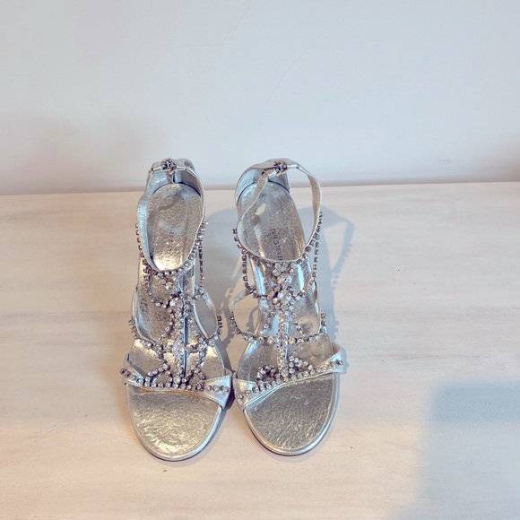 Valerie Stevens Silver Leather With Rhinestones - Picture 3 of 4